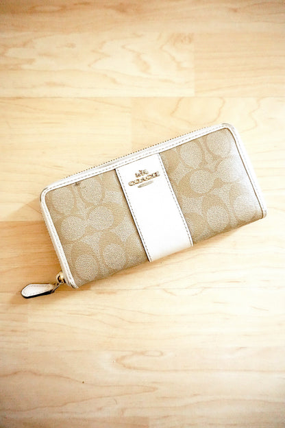Coach Wallet Leather Cream Beige Long Purse Gold Logo Purse Women's