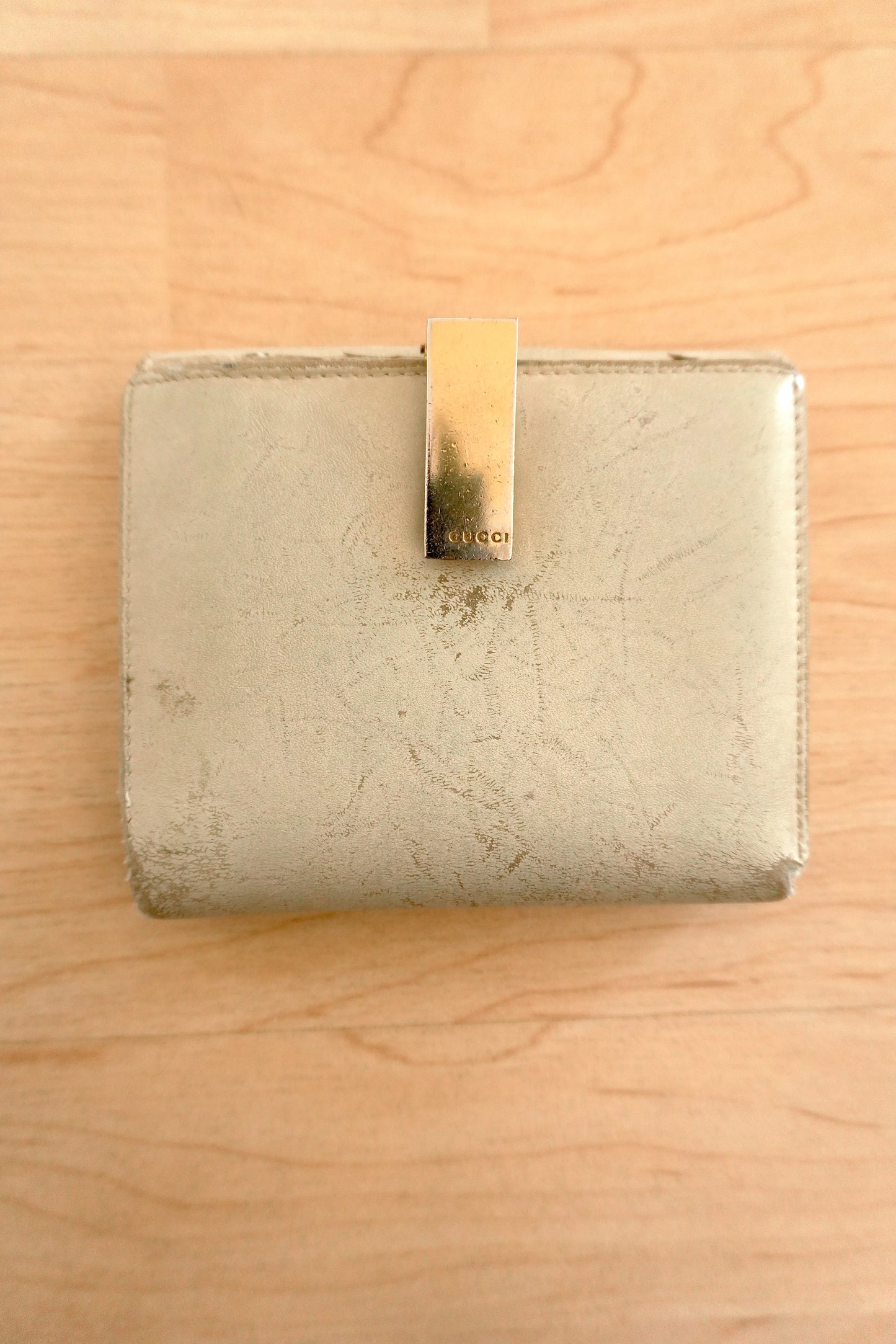 Gucci Vintage Cream Leather Bifold Wallet Gold Logo Clasp Coin Purse Women’s