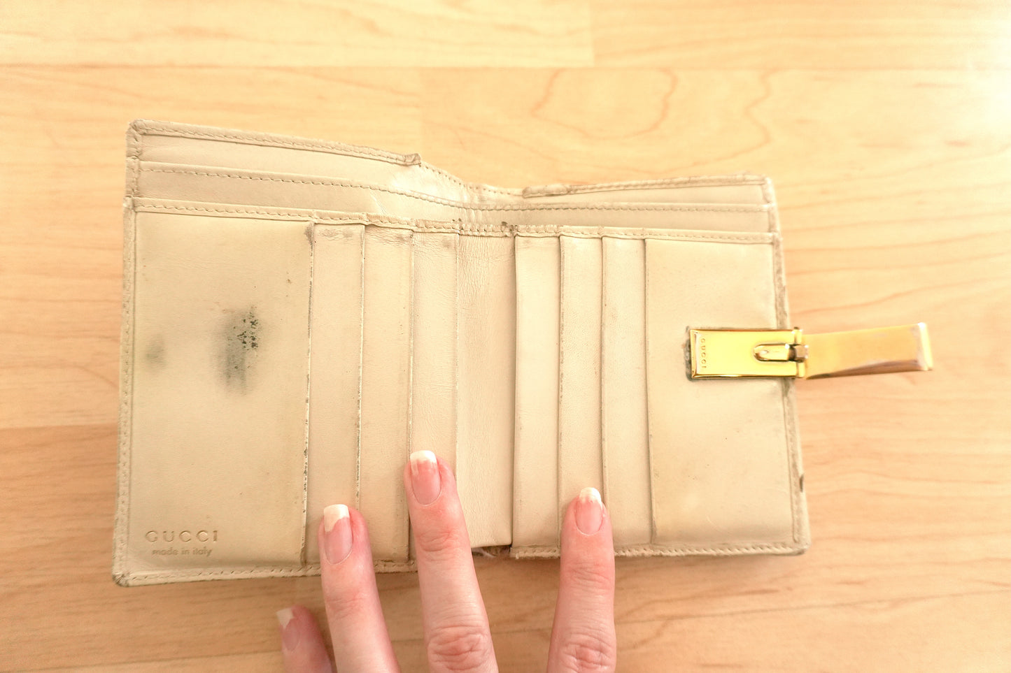Gucci Vintage Cream Leather Bifold Wallet Gold Logo Clasp Coin Purse Women’s