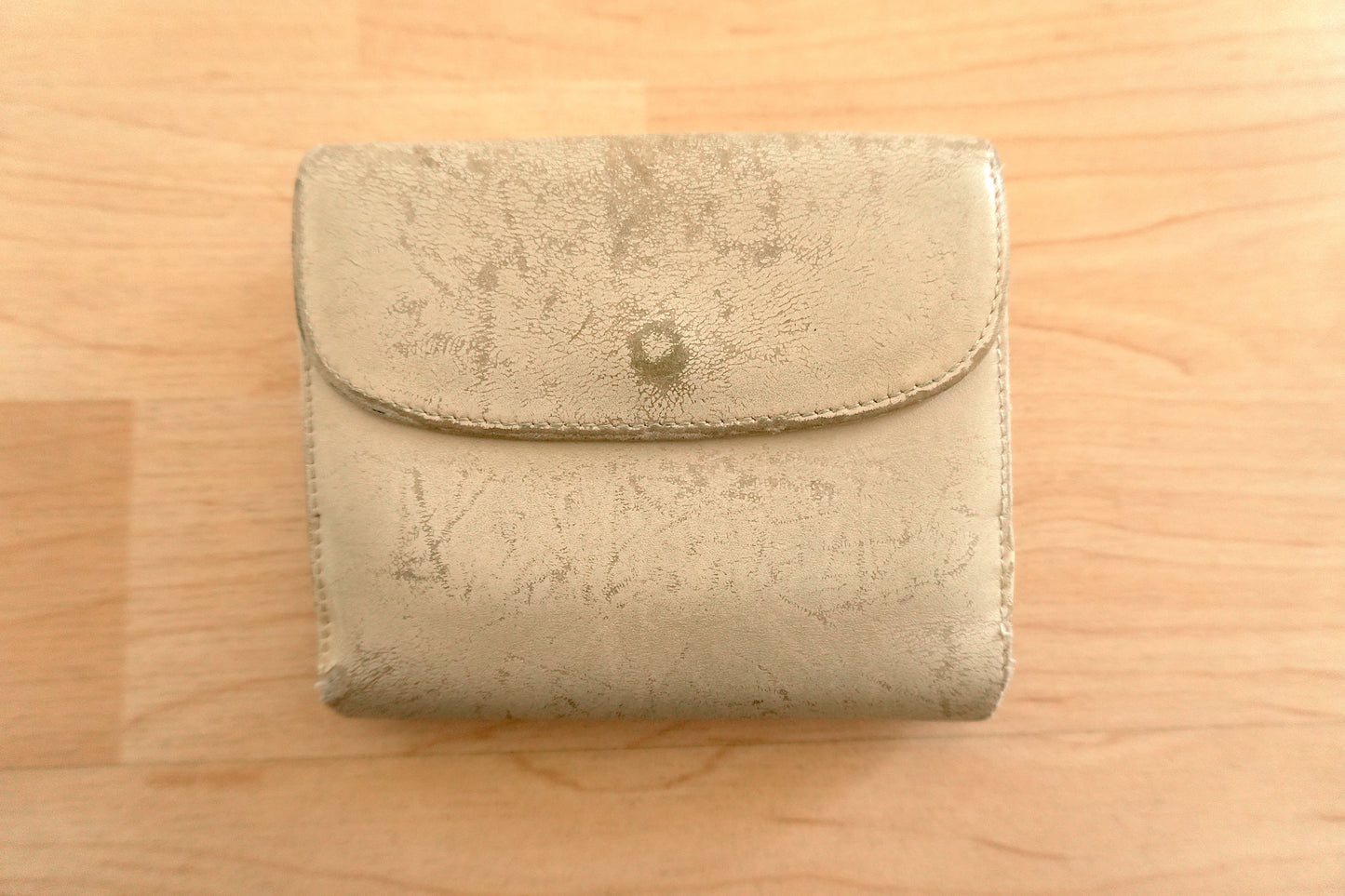 Gucci Vintage Cream Leather Bifold Wallet Gold Logo Clasp Coin Purse Women’s