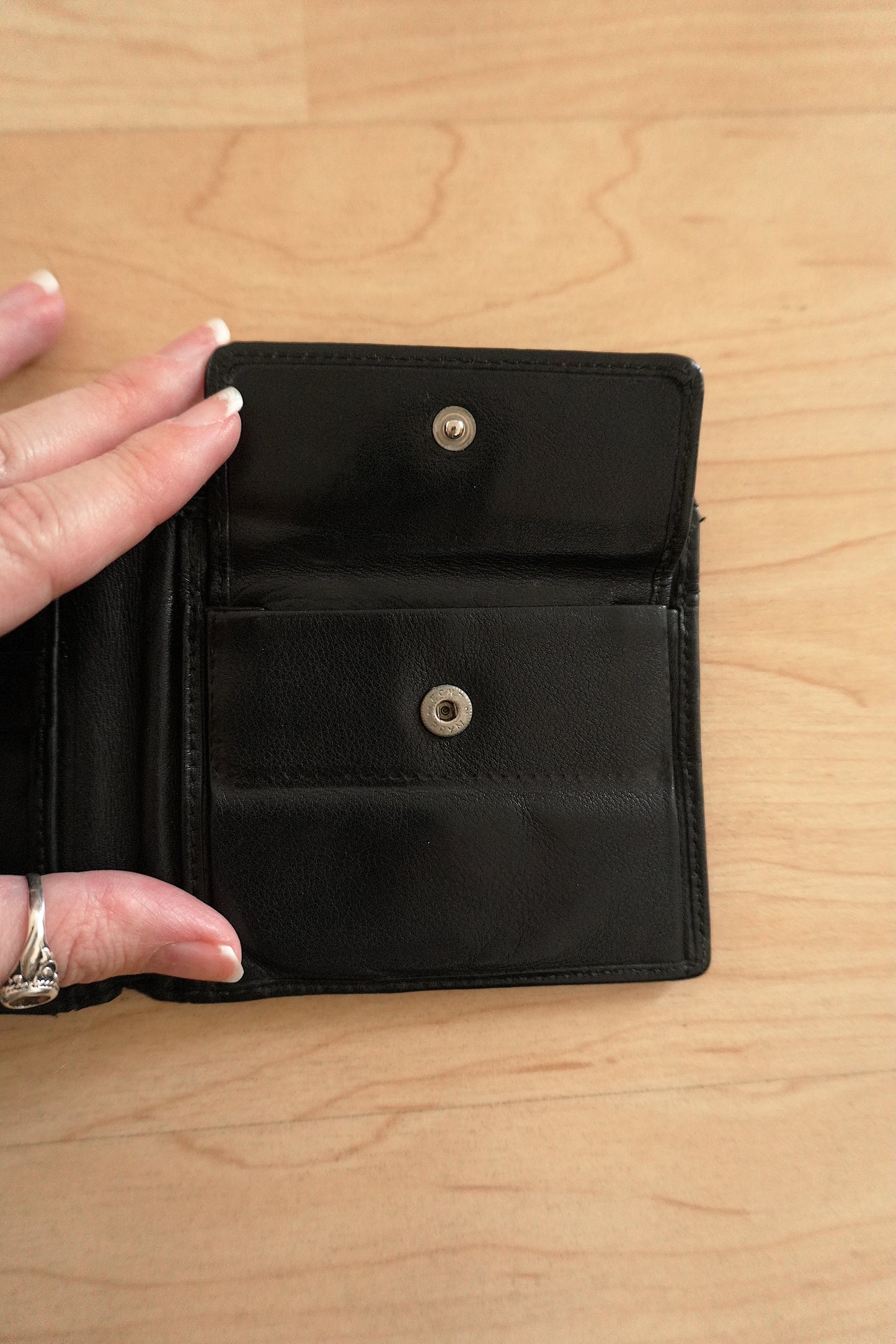 Gucci Vintage Wallet Black Leather Bifold Men's Card Slots Coin Compartment
